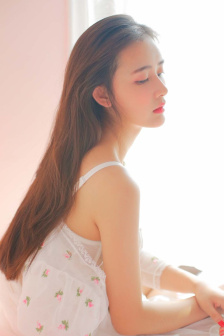 一个女生摸了另一个女生头发